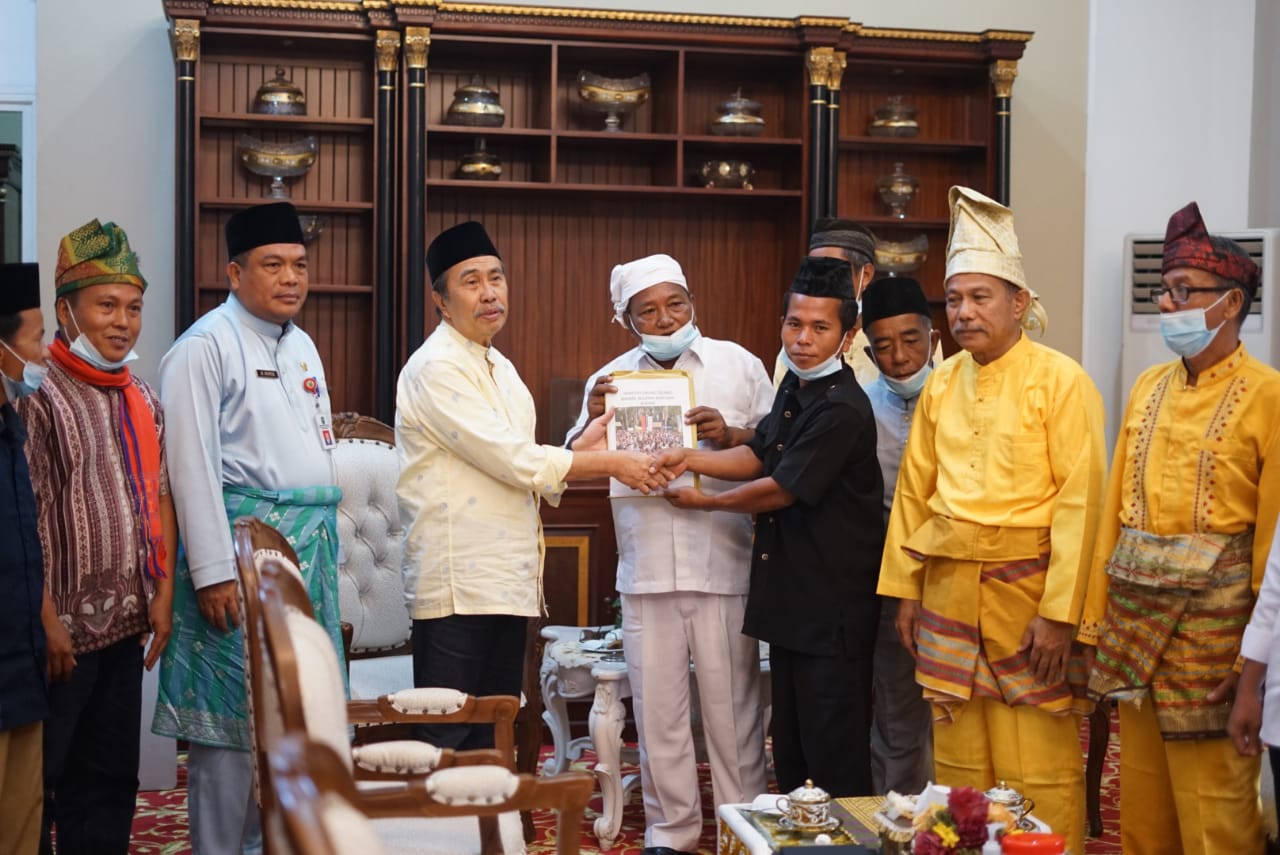 Tangisan Sesepuh Suku Talang Mamak di Hadapan Gubri, Tanah Ulayat Habis Dibabat Perusahaan