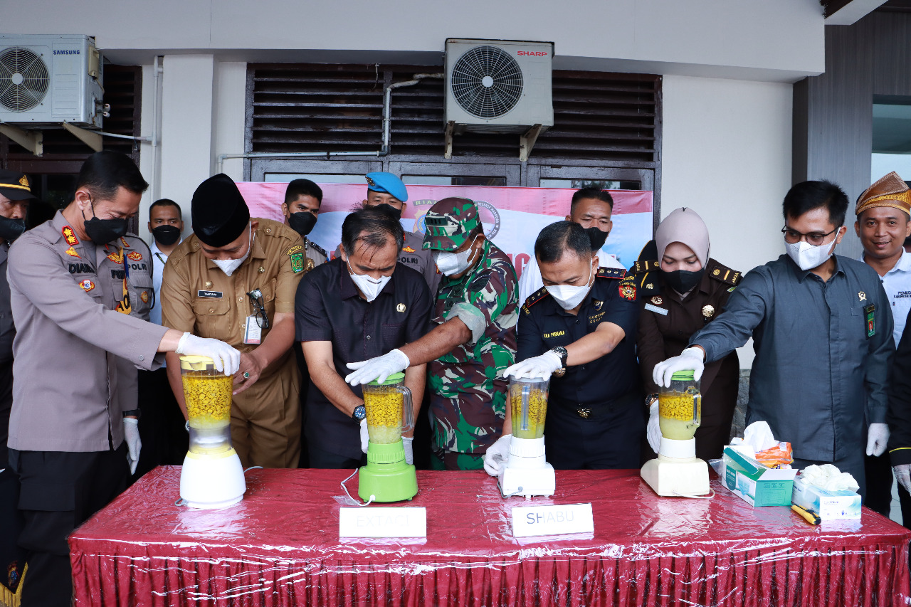 Polres Inhil Blender Ribuan Butir Pil Ekstasi dan Sabu