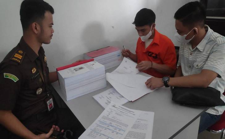 Anggi saat diperiksa di Kejari Pekanbaru