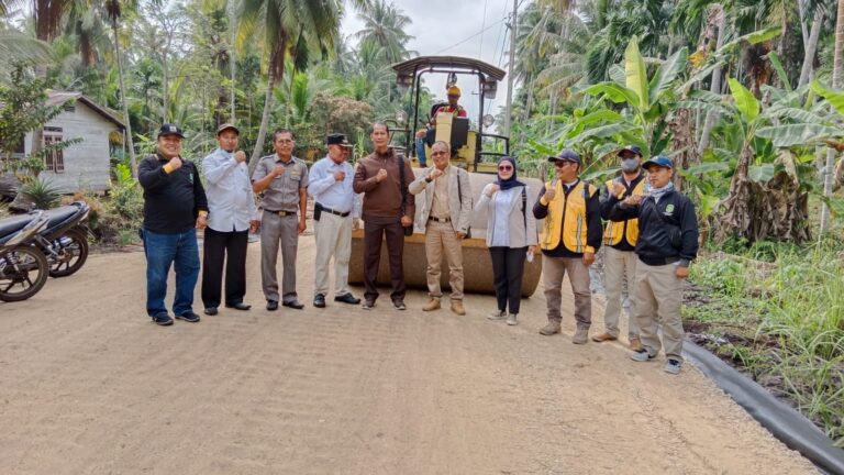 Peninjauan pengerjaan jalan Tanjungsamak-Repan Kepulauan Meranti Riau