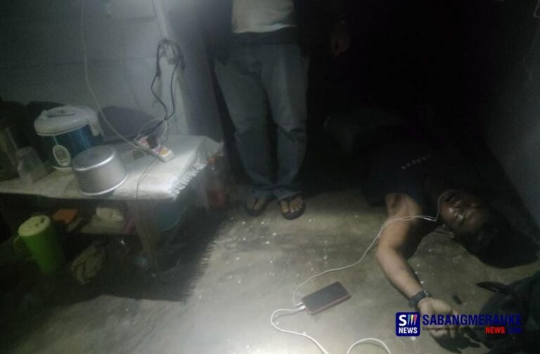 Korban tergeletak di pondok dengan headset masih terpasang. F :. IST