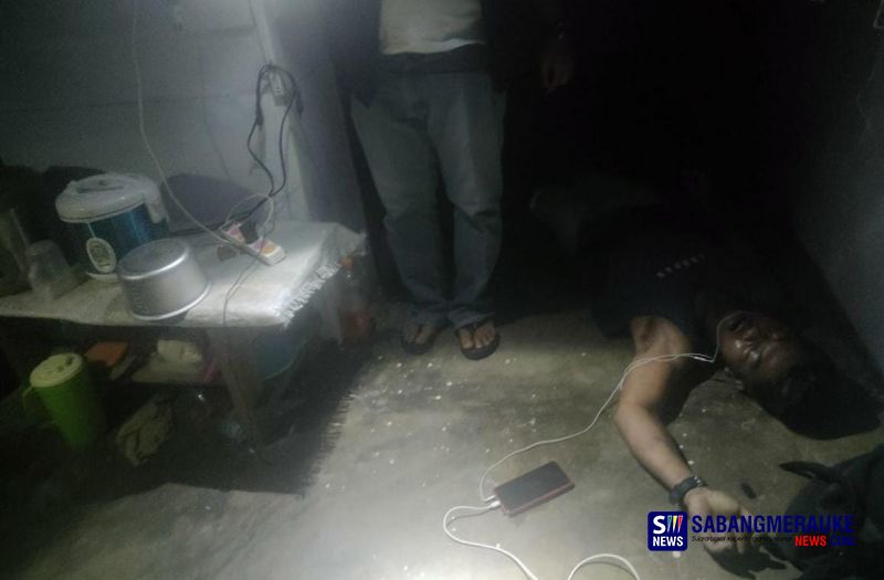 Korban tergeletak di pondok dengan headset masih terpasang. F :. IST