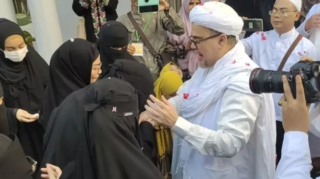 HRS disambut keluarga dan anggota FPI di Petamburan. F : SUARA.COM