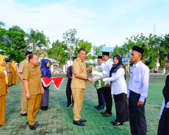 Bupati Kepulauan Meranti menyerahkan SK PPPK guru yang lulus tes. F. :. RIAULINK