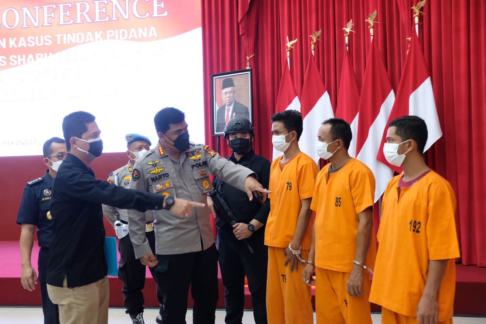 Tiga tersangka sindikat narkoba internasional yang ditangkap di Rupat. F. :. RIAULINK