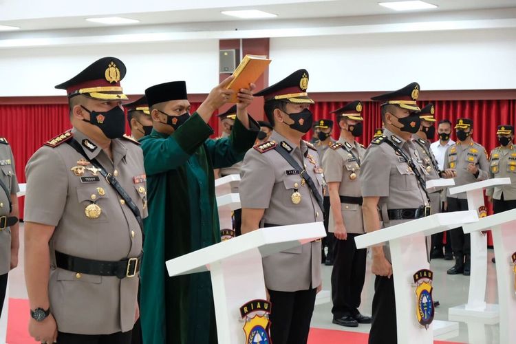Kapolda Riau Irjen Muhammad Iqbal memimpin kegiatan serah terima jabatan sejumlah Pamen