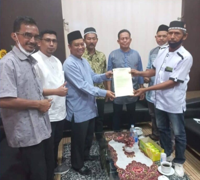 Masyarakat Bukit Abas Bengkalis menyampaikan aspirasi di DPRD Dumai. F. :. RIAULINK