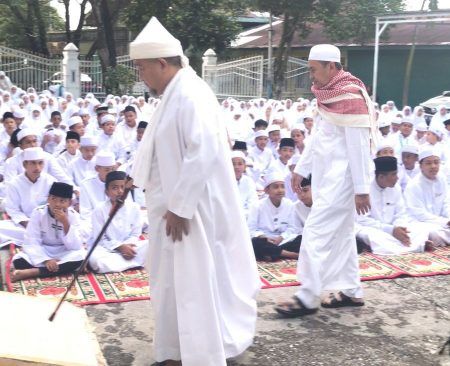 Gubri Salat Ied di lapangan Ponpes Babussalam Pekanbaru