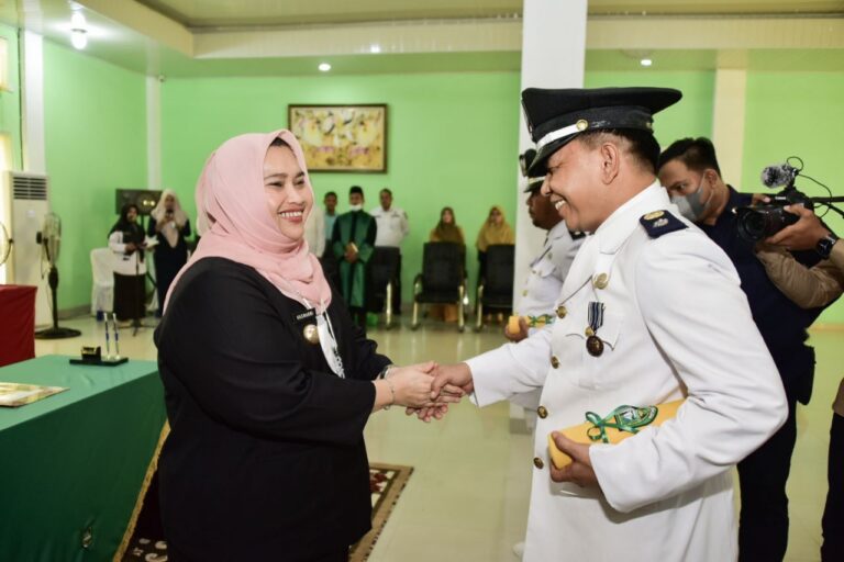 Bupati Bengkalis Kasmarni melantik dua Penjabat Kades di aula Kecamatan Bhatin, Solapan, Rabu (06/07/22)