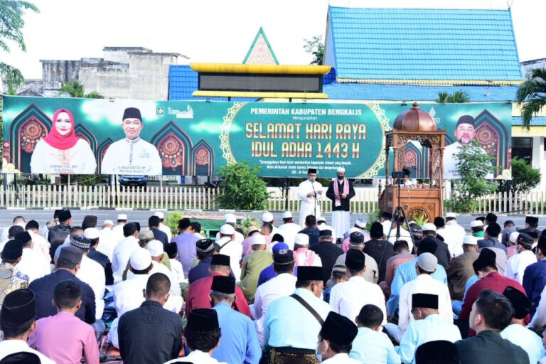 Wabup Bengkalis Bagus Santoso berkurban di Masjid Almujahidin Desa Pedekik, Kecamatan Bengkalis.