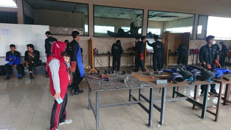 Peserta pelatihan welder Disnakertrans Bengkalis
