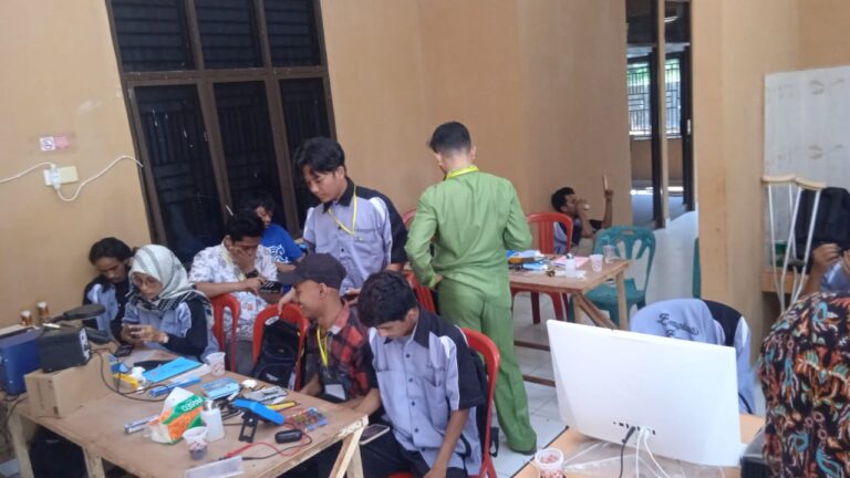 Pelatihan servis handphone yang diselenggarakan Disnakertrans Bengkalis