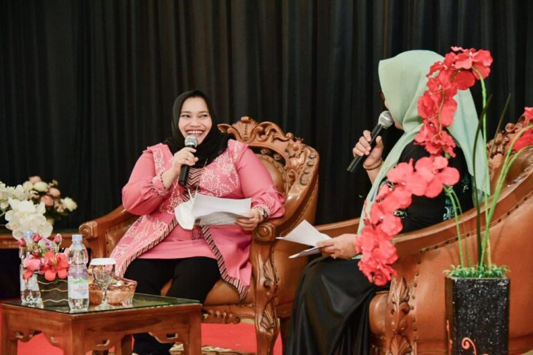 Bupati Bengkalis Kasmarni jadi pembicara di RRI Pekanbaru. F. : YUS SIKUMBANG
