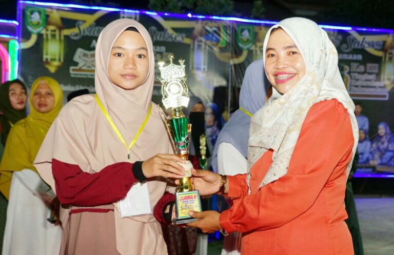 Penyerahan hadiah MTQ III Kelurahan Babussalam Mandau