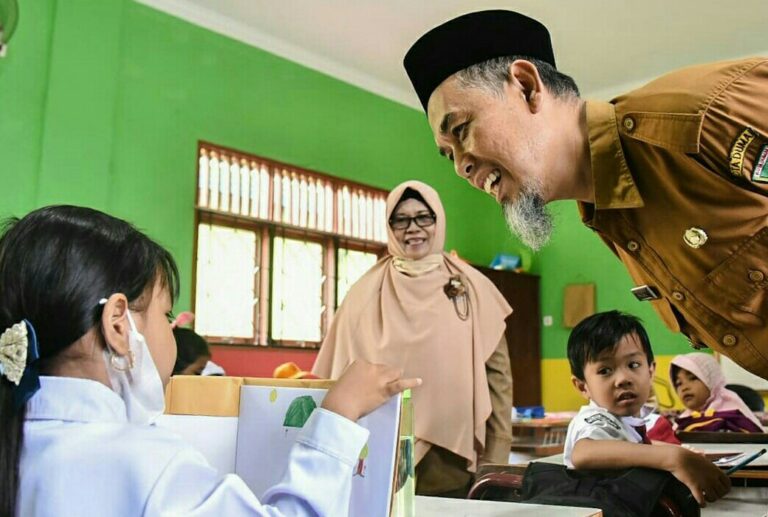 Wako Dumai Paisal menyapa anak didik pada kunjungan hari pertama masuk sekolah, Senin (11/07/22)