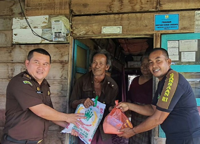 Kejari Rohil berbagi sembako dengan warga sempena HBA ke-62