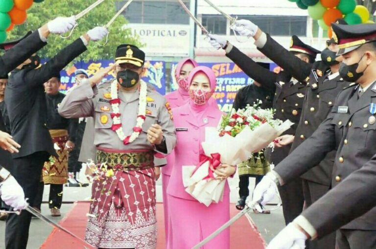 Upacara Pedang Pora penyambutan Kapolres Dumai, AKBP Nurhadi Ismanto. F : HMS DUMAI