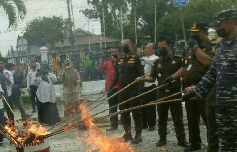 Pemusnahan barbuk di Kejari Dumai, Rabu (20/07/22). F : ZULKARNAIN