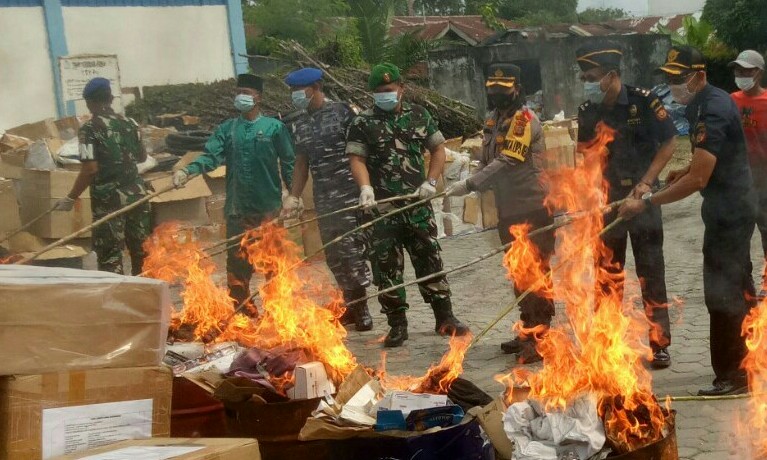 Pemusnahan barang tangkapan di BC Dumai, Jumat (22/07/22). F :. ZULKARNAIN