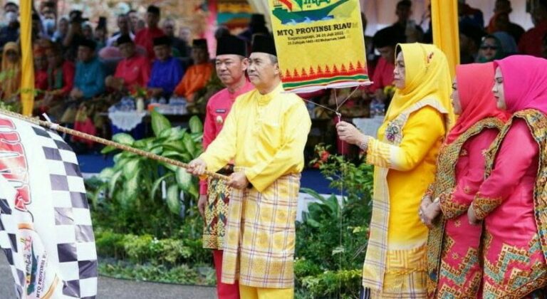 Gubri Syamsuar melepas peserta pawai taaruf MTQ ke 40 Riau di Rohil. F. :. RIAULINK