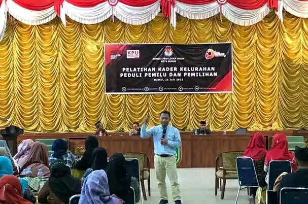Narasumber menyampaikan materi pada Pelatihan Kader Kelurahan Peduli Pemilu dan Pemilih yang ditaja KPUD Dumai, Senin (25/07/22). F. :. KPUD DUMAI