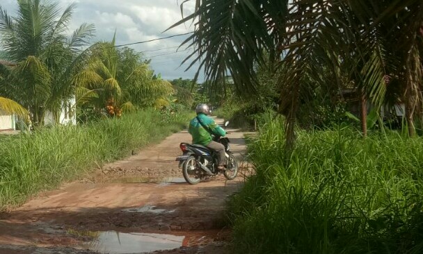Pengendara ojol melewati bagian Jalan Siliwangi ujung yang rusak. F. :. DETAK24.COM