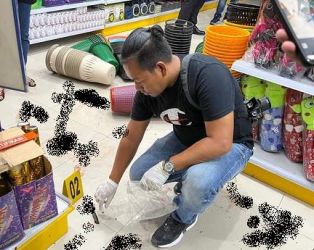 Polisi melakukan olah TKP di Toserba Pekanbaru. F. :. CAKAPLAH.COM