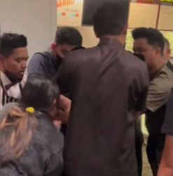 Aparat melerai cekcok di sepasang kekasih yang batal nikah di sebuah mall Pekanbaru. F. :. CAKAPLAH.COM