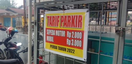 Spanduk tarif parkir di Pekanbaru membingungkan. F. :. CAKAPLAH.COM