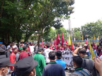Mahasiswa geruduk Gedung DPRD Riau. F : CAKAPLAH.COM