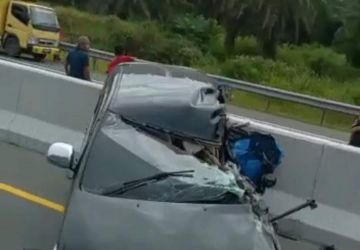 Kondisi Innova usai tabrak median Tol Permai. F. :. CAKAPLAH.COM