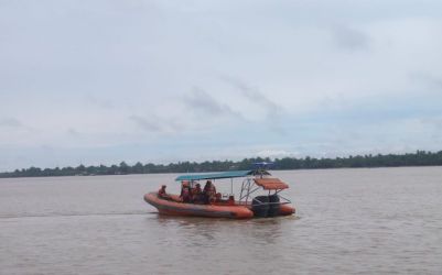 Tim SAR mencari Khairudin yang tenggelam di Sungai Indragiri saat memancing. F. :. CAKAPLAH.COM