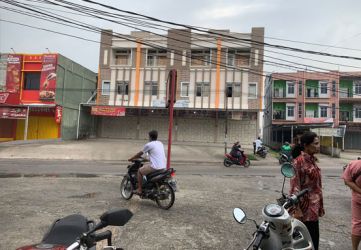 TKP pembunuhan karyawan Toserba di Pekanbaru. F. :. CAKAPLAH.COM