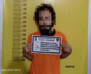 Tersangka kurir narkoba lintas provinsi di Mapolsek Senapelan Pekanbaru. F. :. CAKAPLAH.COM