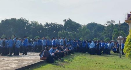 Peserta upacara duduk dan berteduh saat Bupati Pelalawan menyampaikan pidato aoel Hari Kesadaran Nasional. F. :. CAKAPLAH.COM