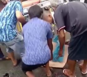 Jenazay korban dievakuasi warga. F. :. CAKAPLAH.COM