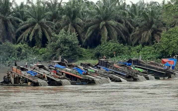 Aktifitas PETI di Sungai Indragiri, Riau