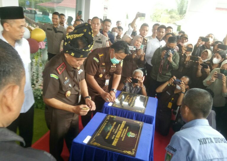 Kajati Riau meneken prasasti peresmian Gedung Kejari Dumai, Rabu (06/07/22)