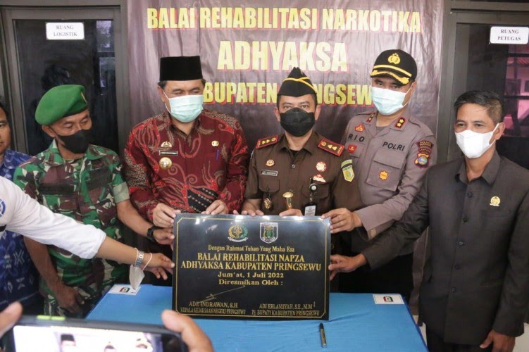 Kajari Pringsewu Lampung Ade Indrawan SH didampingi unsur Forkopimda menekean sirene peresmian Balai Rehabilitasi Adhyaksa