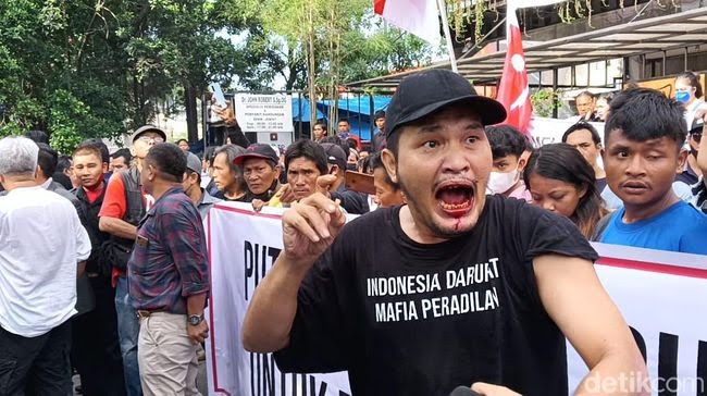 Nicho Silalahi peserta demo eksekusi D'Caldera di Coffee Medan. F : Twitter