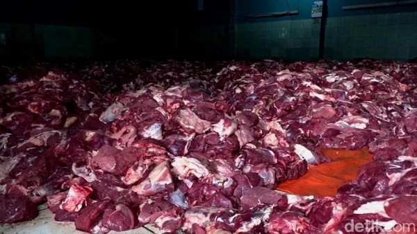 Tumpukan daging kurban di aula Dusun Krajan Banjarnegara