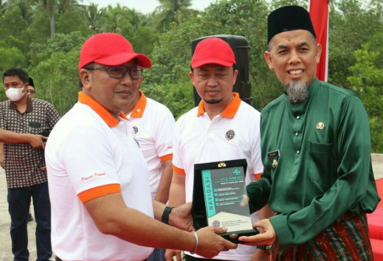 Penyerahan cinderamata usai pembukaan kegiatan Padat Karya II Navigasi Dumai. F. :. E MANALU