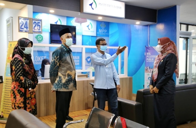 Walikota Dumai, Paisal bersama istri, Leni Ramaini saat mengunjungi MPP Kota Aceh beberapa waktu lalu. F : HMS