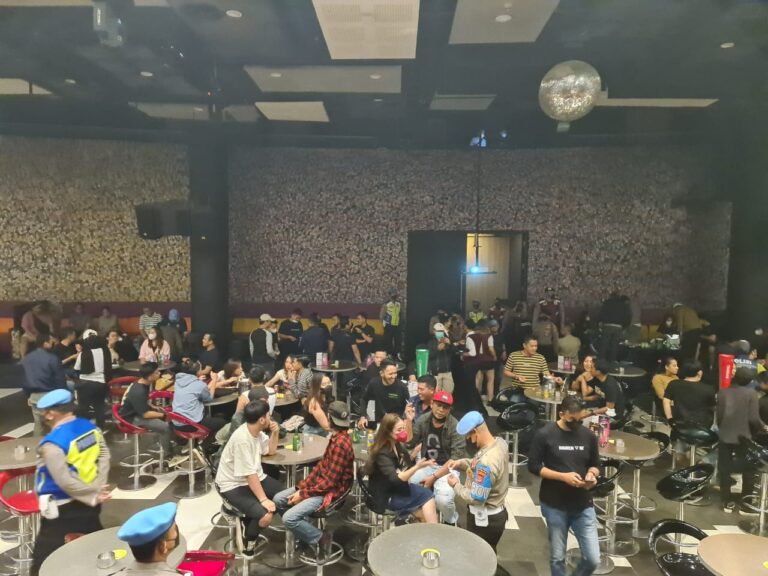 Polda Lampung tes urin di tempat hiburan malam. F :. RIAULINK