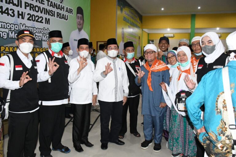 Sekda Bengkalis menyambut jemaah haji di EHA Pekanbaru. F. :. RIAULINK.COM