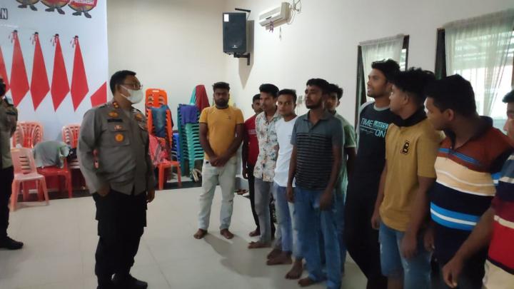 PMI dan WNA yang diamankan Polres Dumai. F. :. KLIKMX