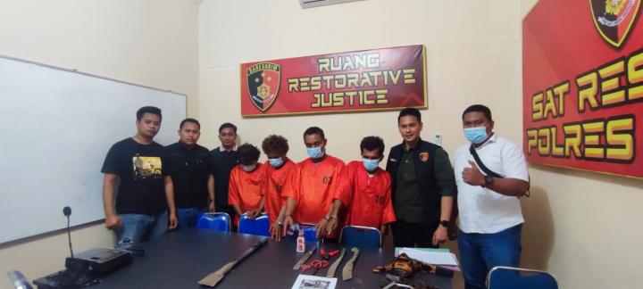 Komplotan penjarah aset PT Telkom Dumai. F. :. KLIKMX