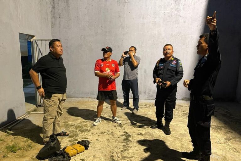 Petugas mengecek TKP penemuan 2 Kg di Lapas Pekanbaru. F. :. RIAULINK