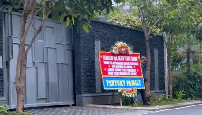 Karangan bunga terlihat di depan rumah pribadi Ferdy Sambo, Jakarta, Jumat. (26/8/2022). F : IST.