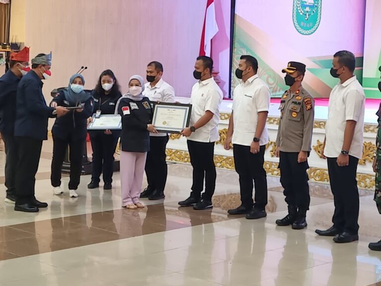 Penyerahan reward BP2MI Pusat. F :. HMSPOL